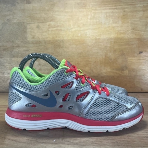 Nike Dual Fusion Lite Womens Size 6.5 Running Shoes Silver Red 599560-001 - Picture 1 of 8